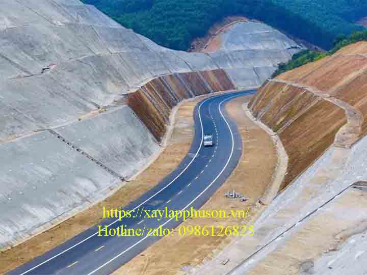 Bảo vệ tăng tính ổn định mái taluy dương trên cao tốc La Sơn - Túy Loan