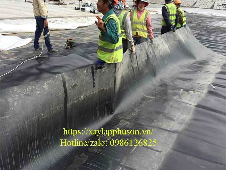 Công trình lót hồ xử lý nước thải bằng bạt HDPE có nhiều vị trí thi công phức tạp